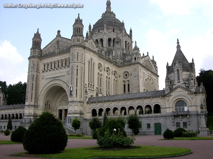 Lisieux Basiliek van Sainte-Thérèse de l'Enfant Jésus, een karmelieten klooster, dat wereldwijd bekend is voor het grote aantal pelgrims die het aantrekt. In 1925 werd Therese van Lisieux heilig verklaard. Stefan Cruysberghs